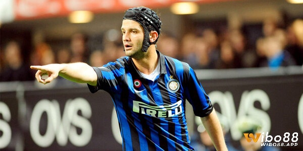 Chivu trong đội hình xuất sắc nhất Inter Milan