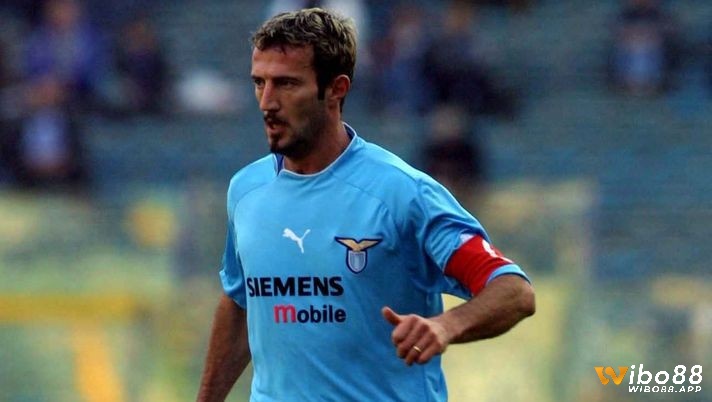 Đội hình xuất sắc nhất Lazio vị trí hậu vệ phải là Giuseppe Favalli