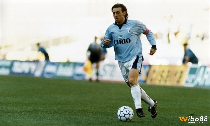 Đội hình xuất sắc nhất Lazio có Giuseppe Signori ở vị trí tiền đạo cánh trái tài nảng