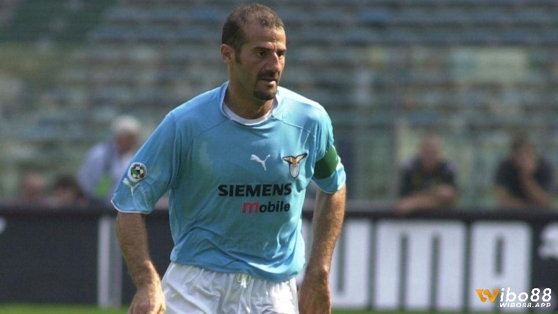 Đội hình xuất sắc nhất Lazio cho vị trí hậu vệ trái là Giuseppe Pancaro