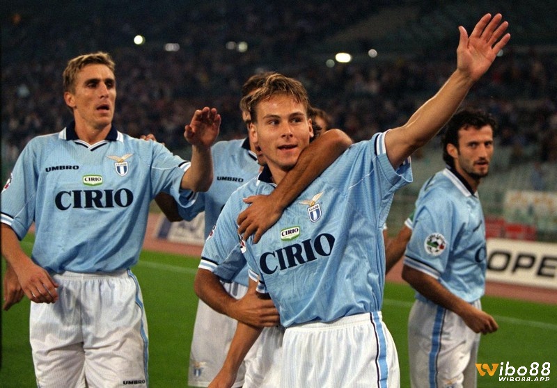 Đội hình xuất sắc nhất Lazio cho vị trí tiền vệ trung tâm là Pavel Nedvěd