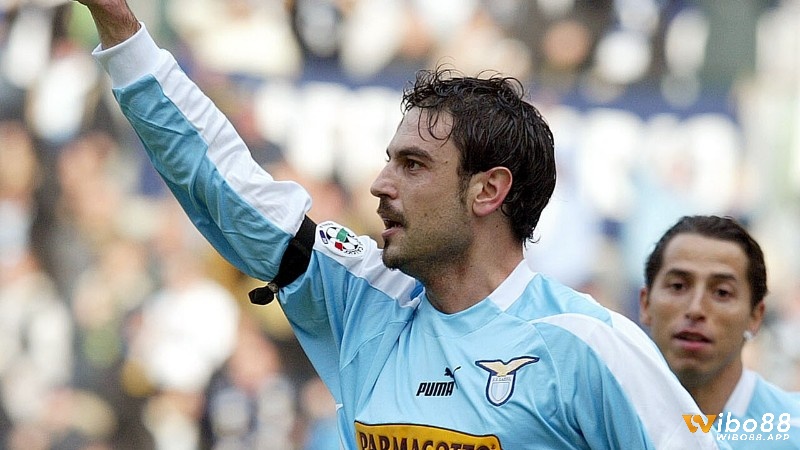 Đội hình xuất sắc nhất Lazio cho vị trí tiền vệ cánh phải là Stefano Fiore