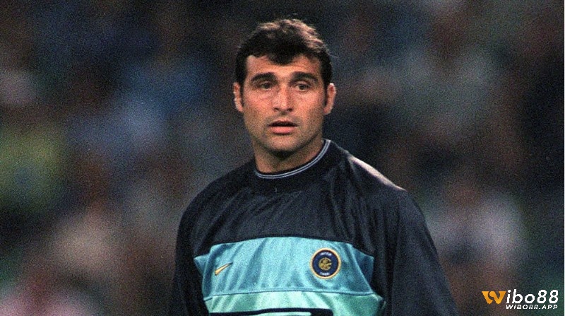 Đội hình xuất sắc nhất Lazio vị trí thủ môn là Angelo Peruzzi
